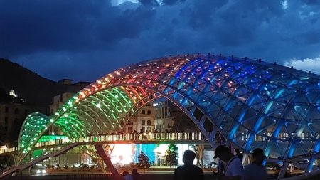 Tbilisidə teleqüllə və “Sülh körpüsü” Azərbaycan bayrağının rəngində