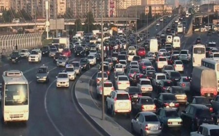 18 istiqamətdə tıxac var