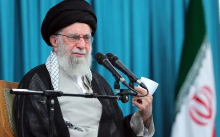 Xamenei iranlıları qorxmamağa çağırdı