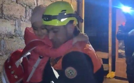 33 nəfər su basmış ərazilərdən xilas edildi - VİDEO