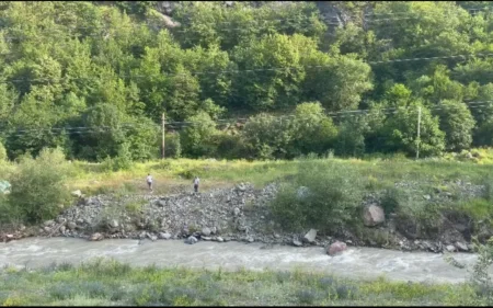 Kəlbəcərdə çaya düşən azyaşlının axtarışları davam edir