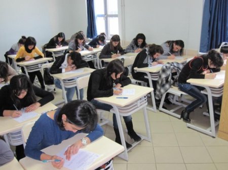 Bu gün buraxılış imtahanı var