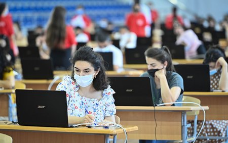 Telefona görə imtahandan qovuldu
