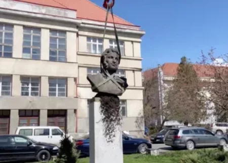 Puşkinin Ukraynadakı büstü söküldü
