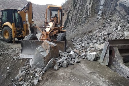 Lahıcda dağ uçqunu - yol bağlandı