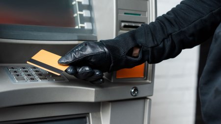 Vətəndaşların bank hesablarından pul OĞURLANDI