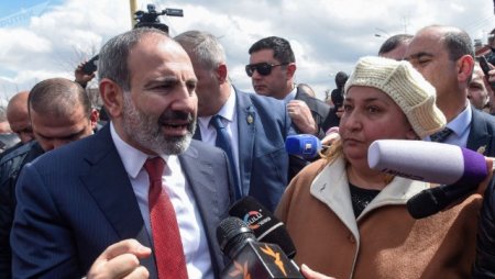 Gümrüyə gedən Paşinyanı