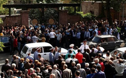 İrəvanda müxalifət hökumət binalarını hədəfə aldı