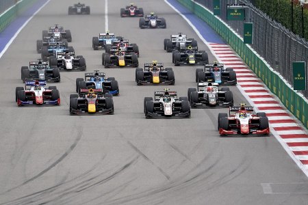“Formula 2”də əsas yarışlara start verildi