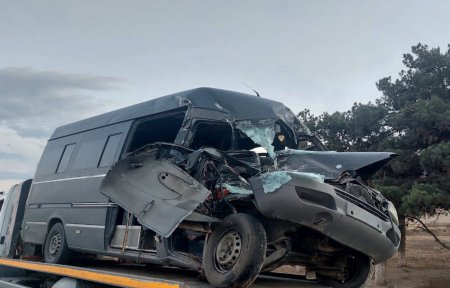 Turistləri daşıyan avtobus qəzaya uğradı