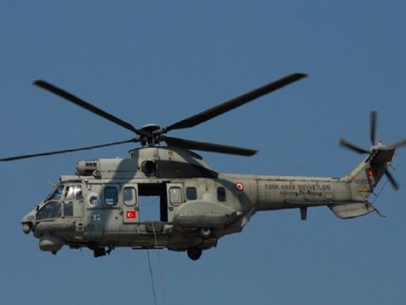 Türkiyə helikopteri qəzaya enişi etdi - Ölən var