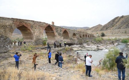 Xarici səyahətçilər Xudafərin körpüsündə