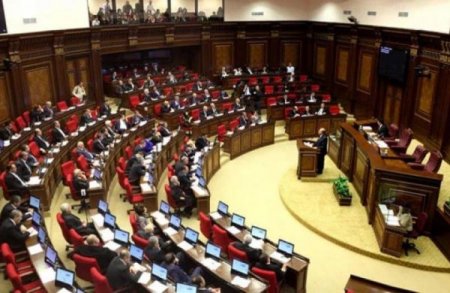 Ermənistan parlamenti sərhəddəki vəziyyəti MÜZAKİRƏ EDİR