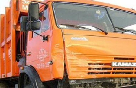 “KamAZ” yol kənarında dayanan piyadanı vurdu