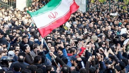İran polisi etirazçılara atəş açdı