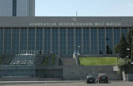 Məmurlar parlamentdə iqtisadi böhranın təsirlərindən DANIŞDILAR