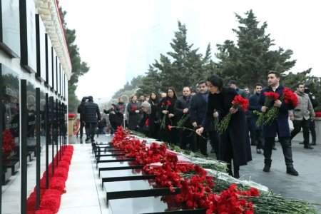 Ombudsman Səbinə Əliyeva və Aparatın kollektivi Şəhidlər xiyabanını ziyarət ediblər