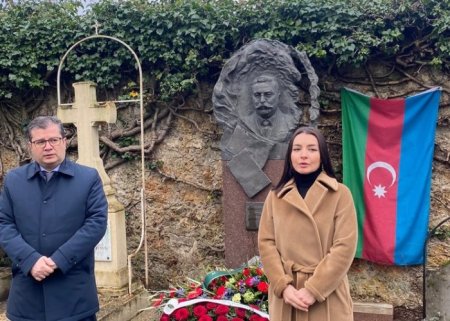 Leyla Abdullayeva Fransada Topçubaşovun məzarını ziyarət etdi