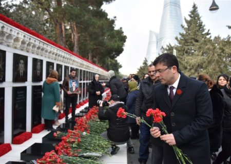 Medianın İnkişafı Agentliyinin 20 Yanvar şəhidlərini ziyarət etdi