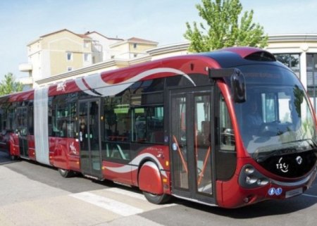 "Baku Bus" maşınla toqquşdu - Xəsarət alan var
