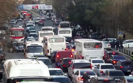 Bakıda 160-a yaxın avtobus tıxaca düşdü