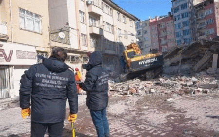 “153 min 506 mənzil təcili sökülməlidir”
