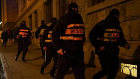 Gürcüstan Parlamentinin yaxınlığında etirazçılarla polis arasında qarşıdurma baş verib