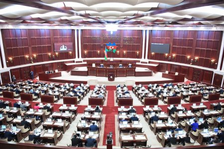Milli Məclisin bu gün keçirilən plenar iclasında Nazirlər Kabinetinin hesabatı təqdim edilib