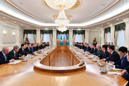 Azərbaycan və Qazaxıstan prezidentlərinin geniş tərkibdə görüşü başladı