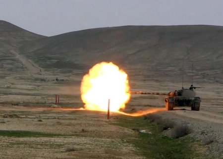 Ordumuzun tank bölmələrinin döyüş hazırlığı artırılır - VİDEO