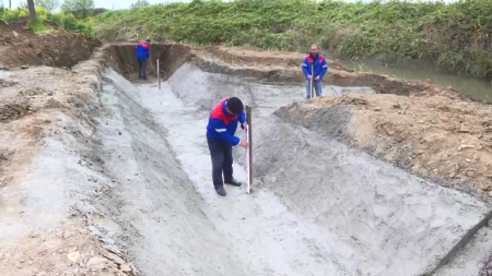 Masallıda kanallara beton üzlüklər vurulur