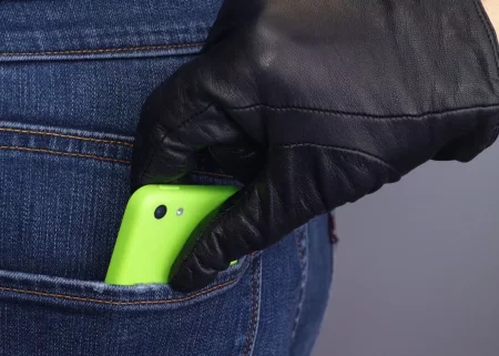 Metroda telefon oğurlayan şəxs saxlanıldı