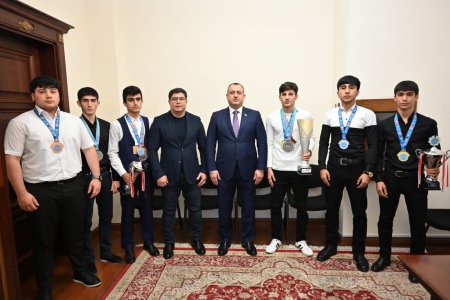 Adil Əliyev Milli Məclisdə vətəndaşları qəbul edib