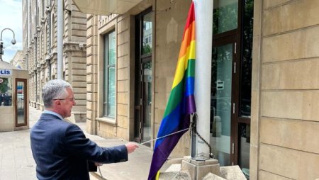 Səfirliyin binasında qaldırılan LGBT bayrağı götürüldü