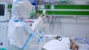Koronavirus xəstələrinə baxan tibb işçilərinin əməkhaqlarına əlavənin müddəti uzadıldı