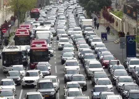 Paytaxtda bu avtobuslar gecikir - SİYAHI