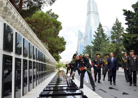 Türkiyənin Baş Qərargah rəisi Şəhidlər xiyabanını ziyarət etdi