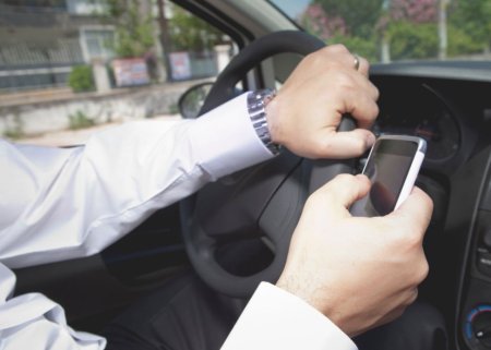 Sükan arxasında mobil telefondan istifadə edənlərin NƏZƏRİNƏ