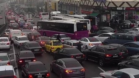 Bu avtobuslar gecikir - SİYAHI