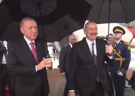 İlham Əliyev Ərdoğanı Naxçıvan hava limanında qarşıladı - VİDEO