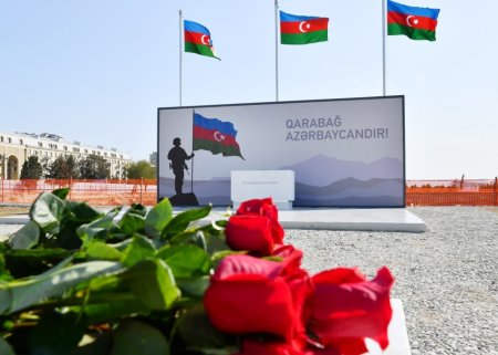 Dövlət və hökumət rəsmiləri Zəfər parkında olublar