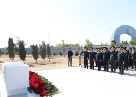 Baş Prokurorluğun rəhbər heyəti inşası davam etdirilən Zəfər Parkında