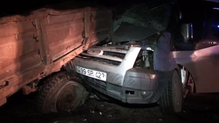 "Ford"la traktor toqquşdu: Ölən var