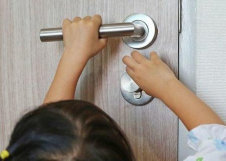 Bağlı qapı arxasında qalan 2 uşaq xilas edildi