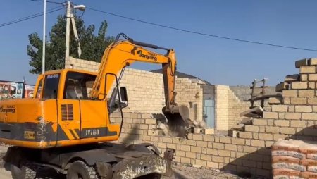 Gəncədə qanunsuz tikintilərin qarşısı alındı