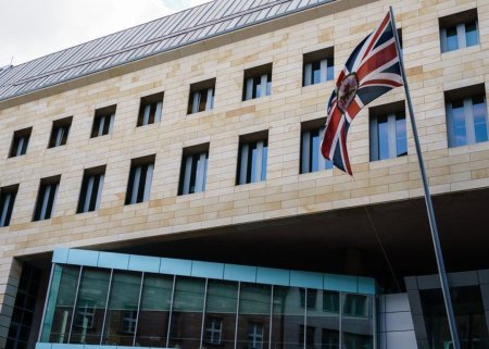Britaniya bu ölkədəki səfirlik əməkdaşlarını ixtisar edir
