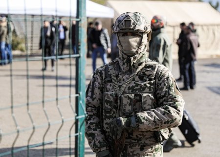 Daxili Qoşunların hərbi qulluqçularının aylıq vəzifə maaşları artırılıb