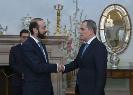 İrəvan Ceyhun Bayramovla Mirzoyan görüşünü müzakirə edir