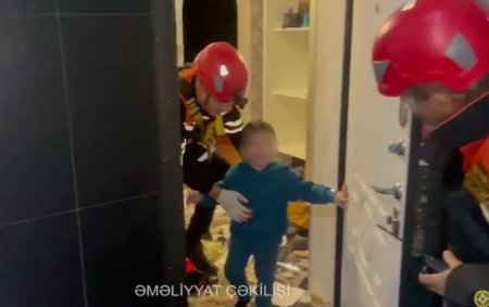Evdə tək qalan 3 yaşlı uşaq belə xilas edildi