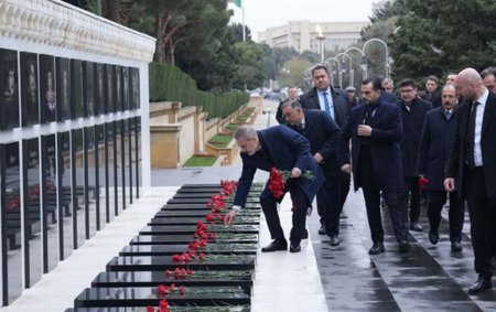 Hakan Fidan Şəhidlər xiyabanını ziyarət etdi